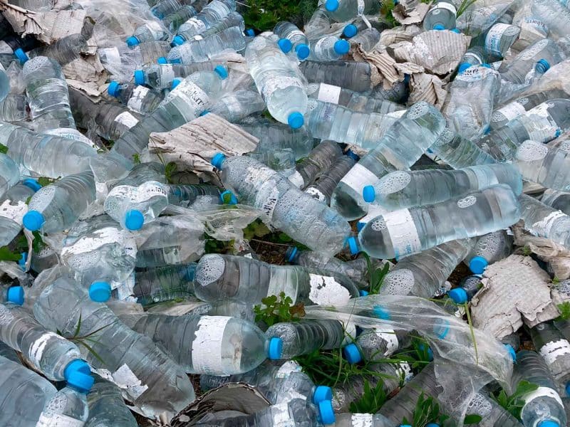 Imagen de las botellas de plásticos encontradas en Guillena / AD