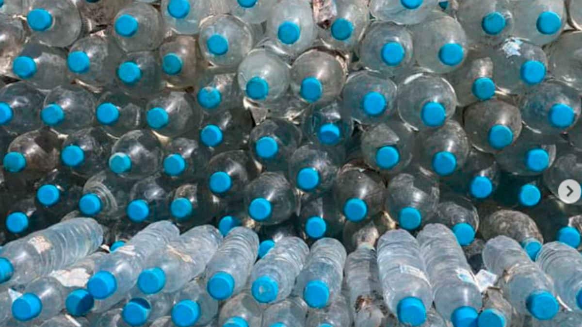 Imagen de botellas de plástico apiladas en la sexta jornada de limpieza de los voluntarios de Quique Bolsitas / AD
