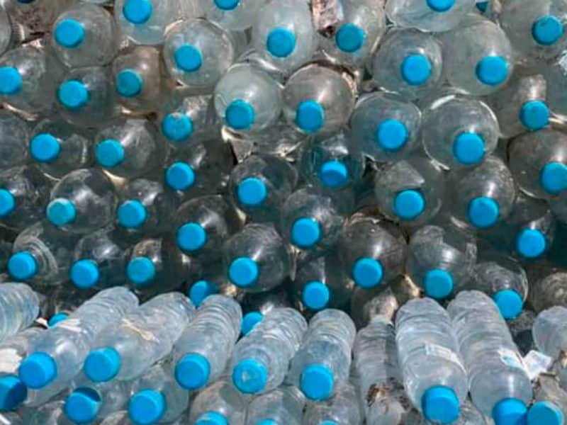 Imagen de botellas de plástico apiladas en la sexta jornada de limpieza de los voluntarios de Quique Bolsitas / AD