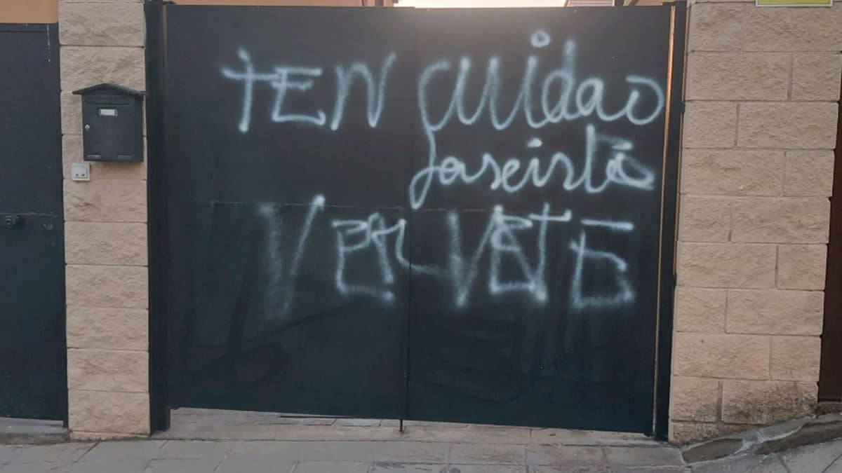 Estas vergonzosas pintadas amenazan a Andrés Parrado, del PP coriano
