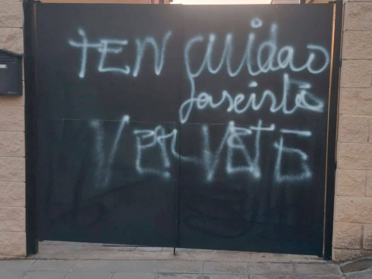 Estas vergonzosas pintadas amenazan a Andrés Parrado, del PP coriano