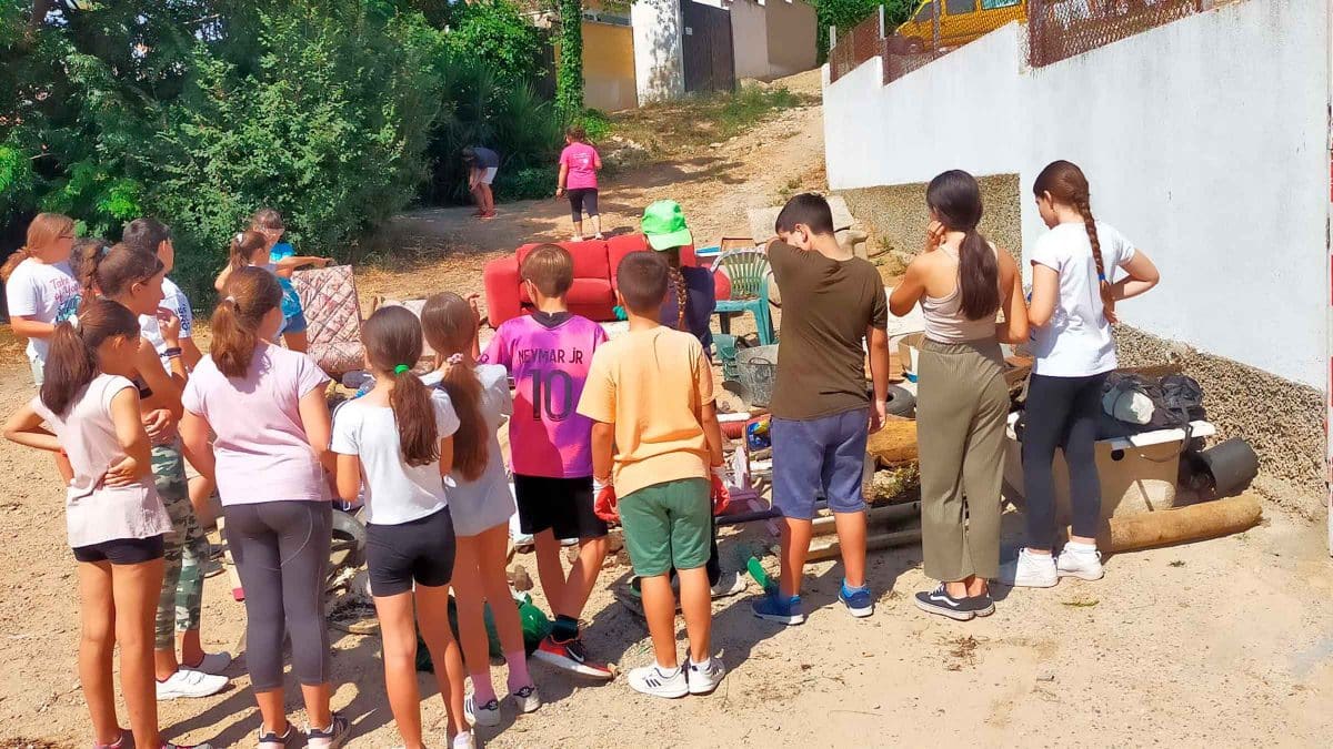 Imagen de la actividad en la que alumnos del Colegio de Camas han recogido más de 300 kilos de basura / AD
