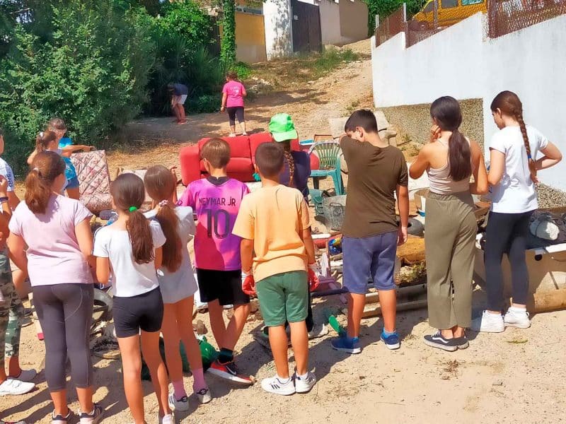 Imagen de la actividad en la que alumnos del Colegio de Camas han recogido más de 300 kilos de basura / AD