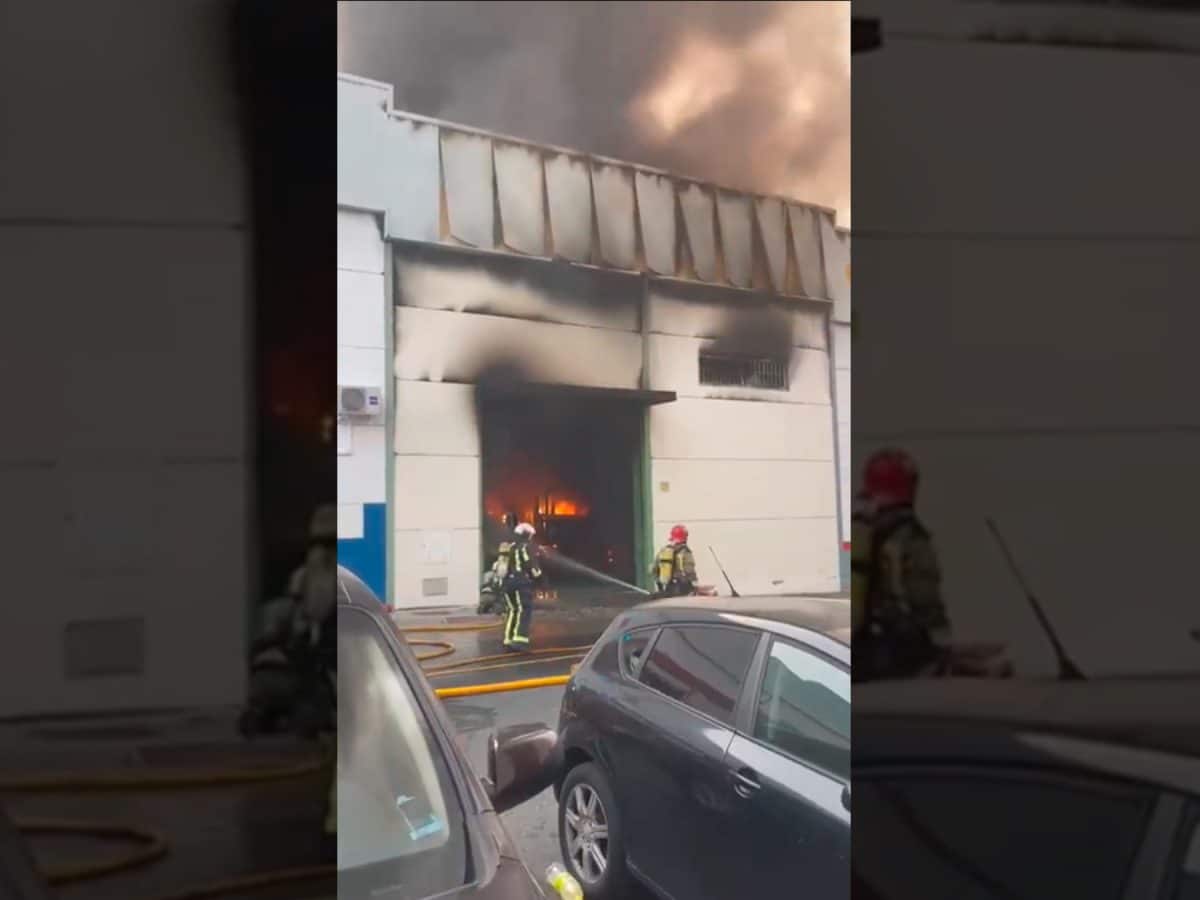 Incendio en el Polígono Industrial Los Olivos de Santiponce. @SPEISdeAljarafe en Twitter