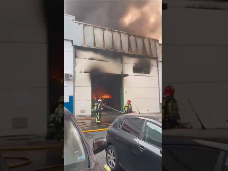Incendio en el Polígono Industrial Los Olivos de Santiponce. @SPEISdeAljarafe en Twitter