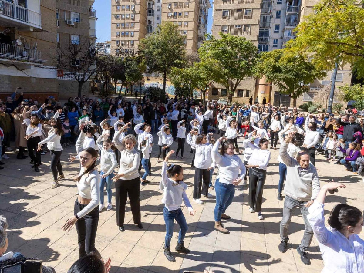 Imagen de vecinos maireneros bailando en una plaza