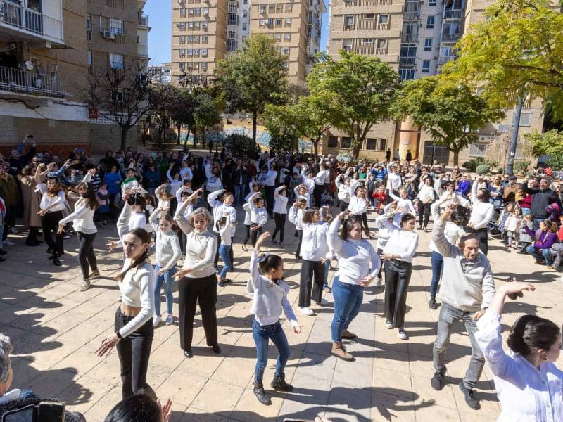 Imagen de vecinos maireneros bailando en una plaza