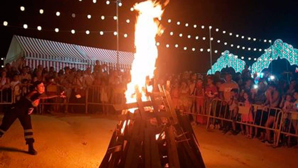 Imagen de la tradicional hoguera de San Juan en una edición anterior