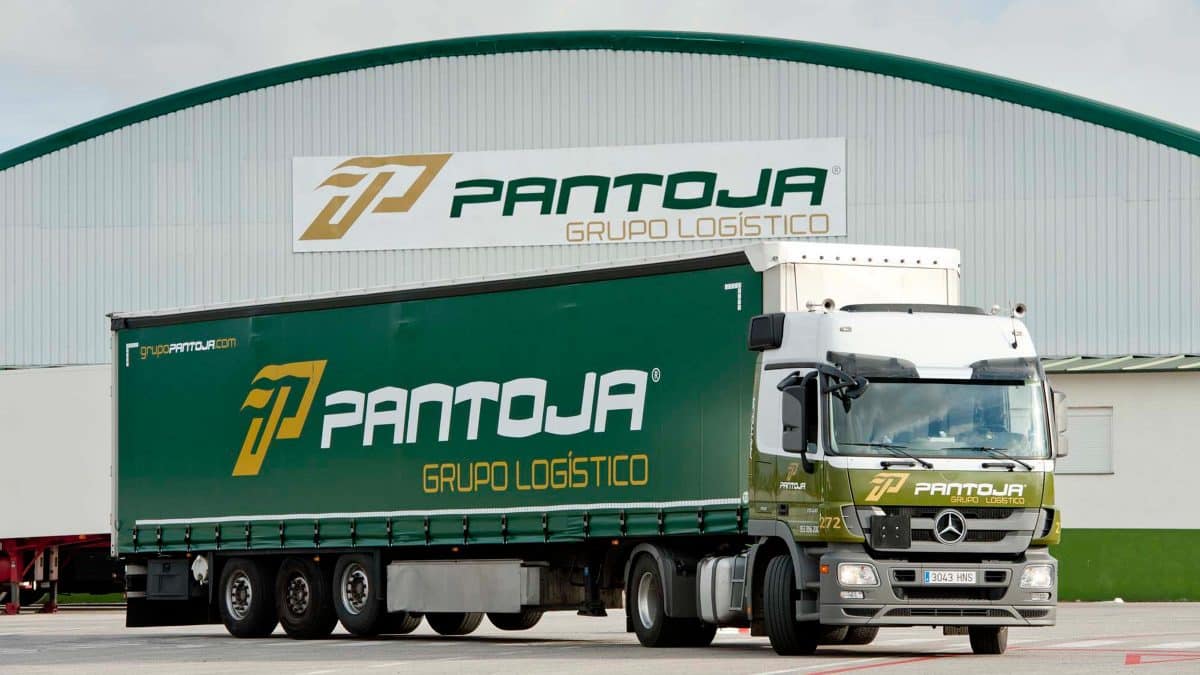 Un camión de Grupo Pantoja frente a sus instalaciones en Santiponce