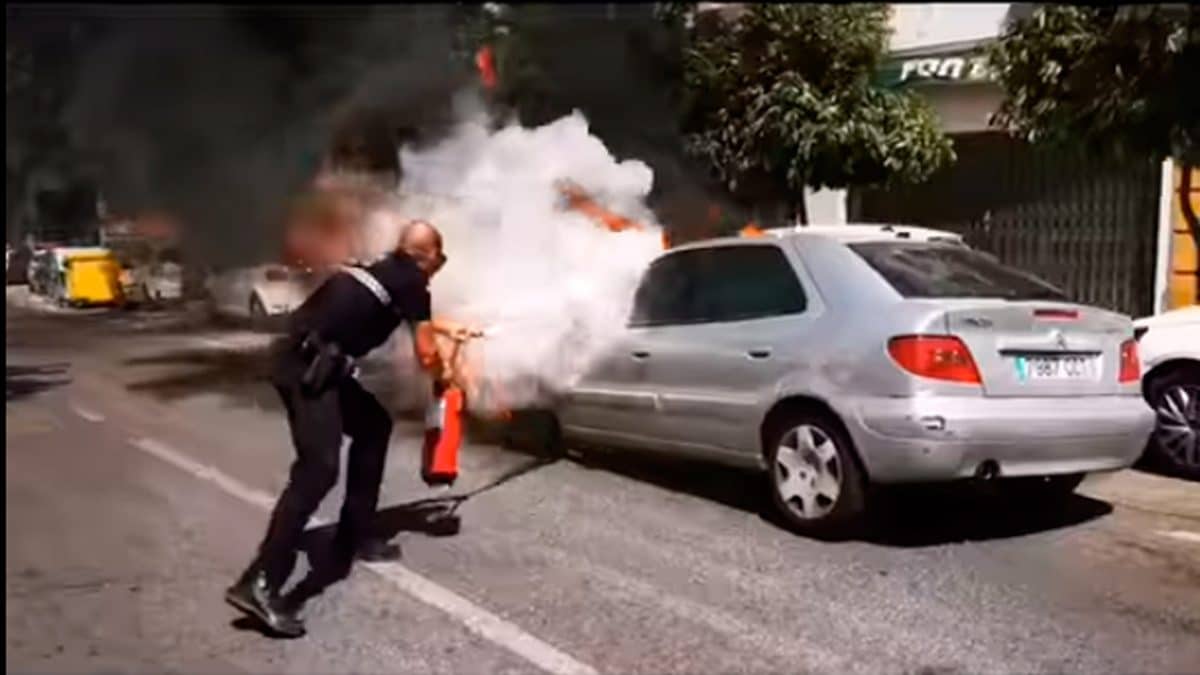 Uno de los agentes de Policía Local que se apresuraron a sofocar las llamas