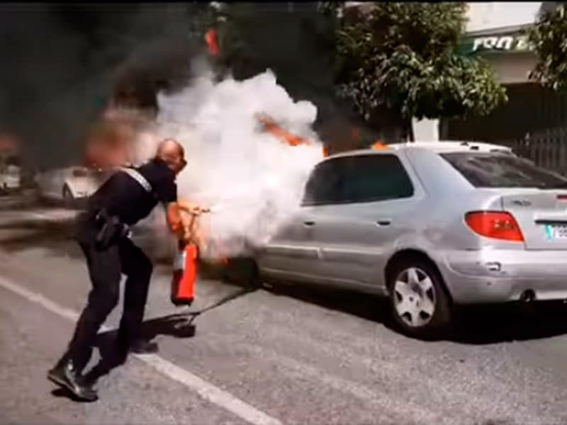 Uno de los agentes de Policía Local que se apresuraron a sofocar las llamas