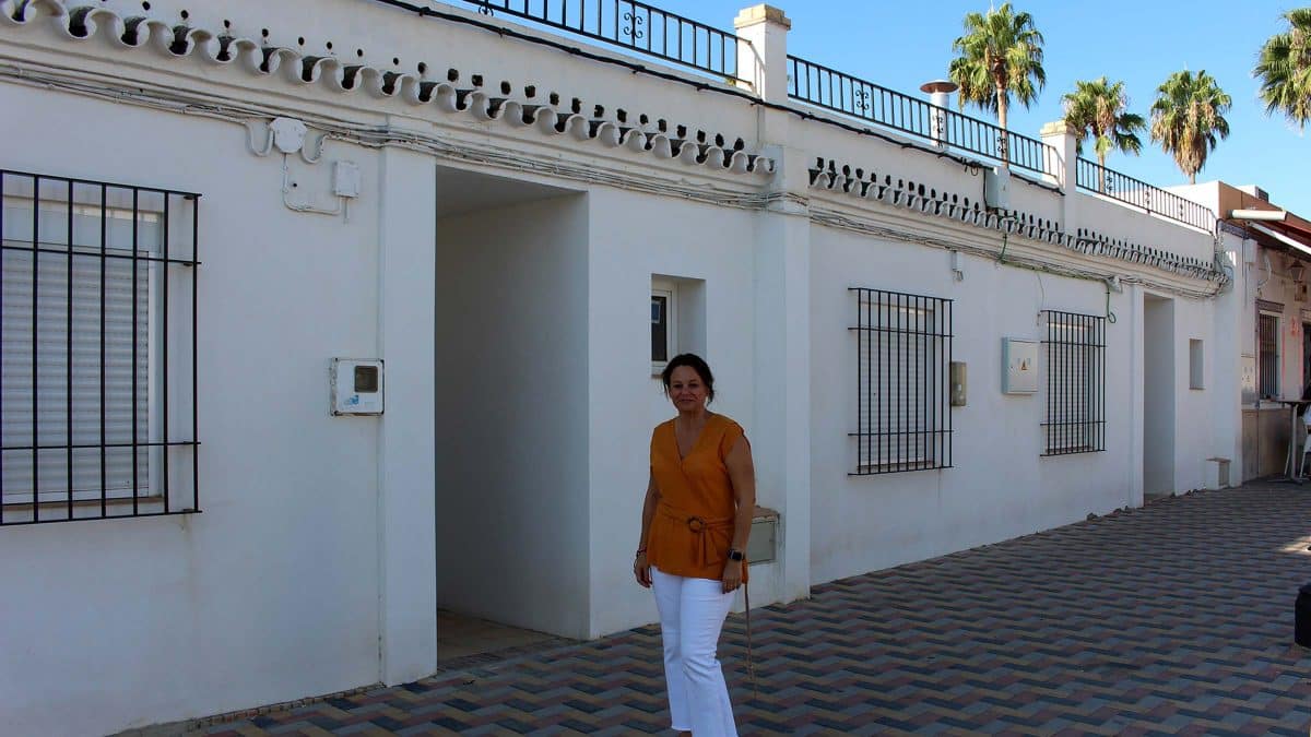 La alcaldesa de Espartinas junto a una de estas viviendas sociales