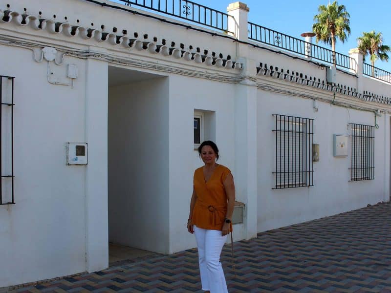 La alcaldesa de Espartinas junto a una de estas viviendas sociales