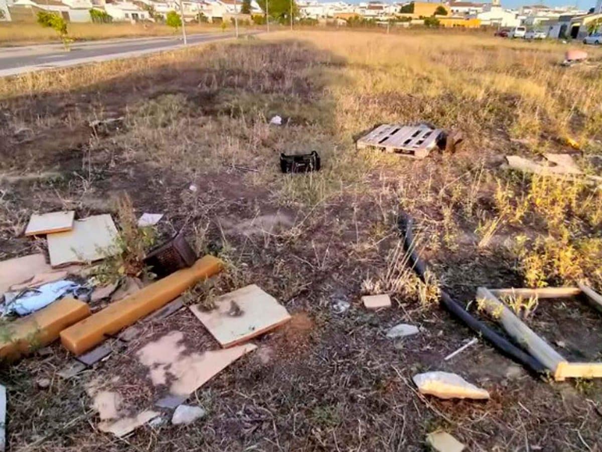 Basura abandonada en un solar de Carrión de los Céspedes / IG
