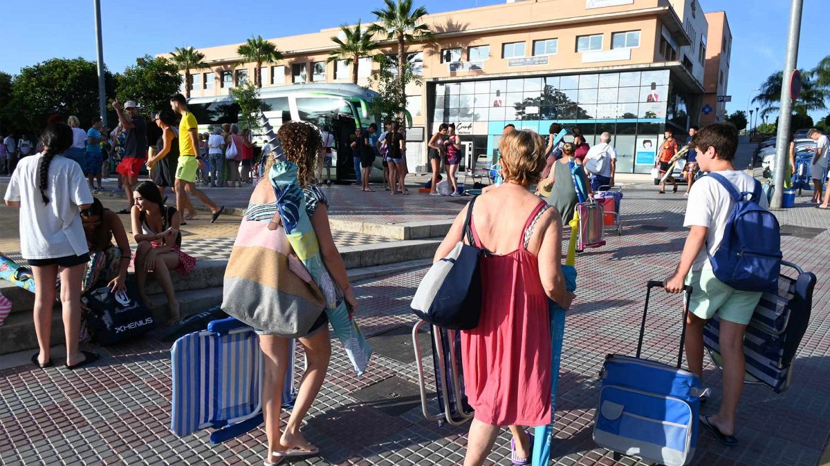 Vecinos de Tomares de camino a Punta Umbría por los «Jueves a la playa»