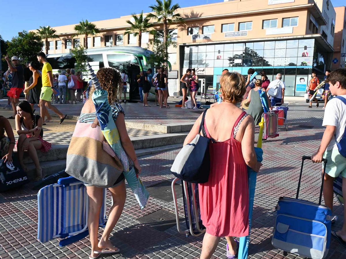Vecinos de Tomares de camino a Punta Umbría por los «Jueves a la playa»