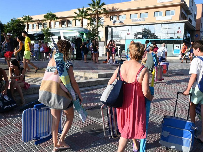Vecinos de Tomares de camino a Punta Umbría por los «Jueves a la playa»