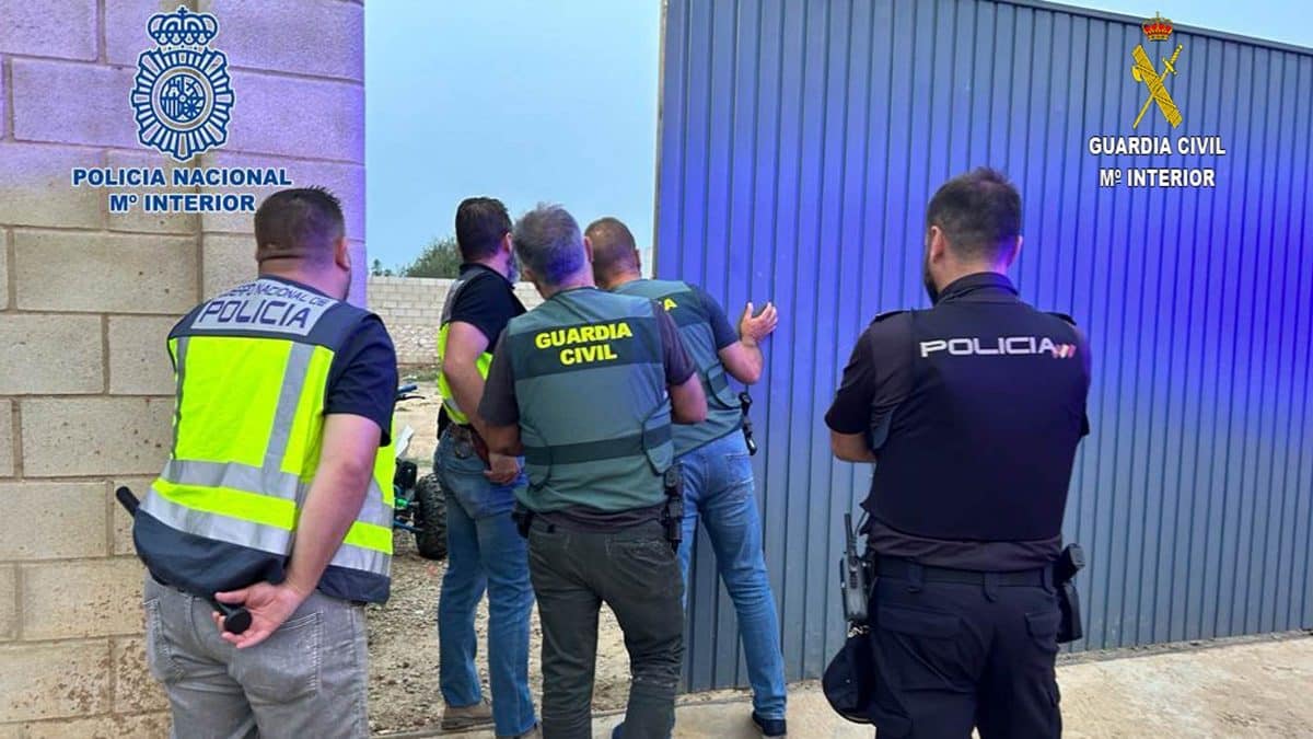 Agentes de Guardia Civil y Policía Nacional en esta operación conjunta