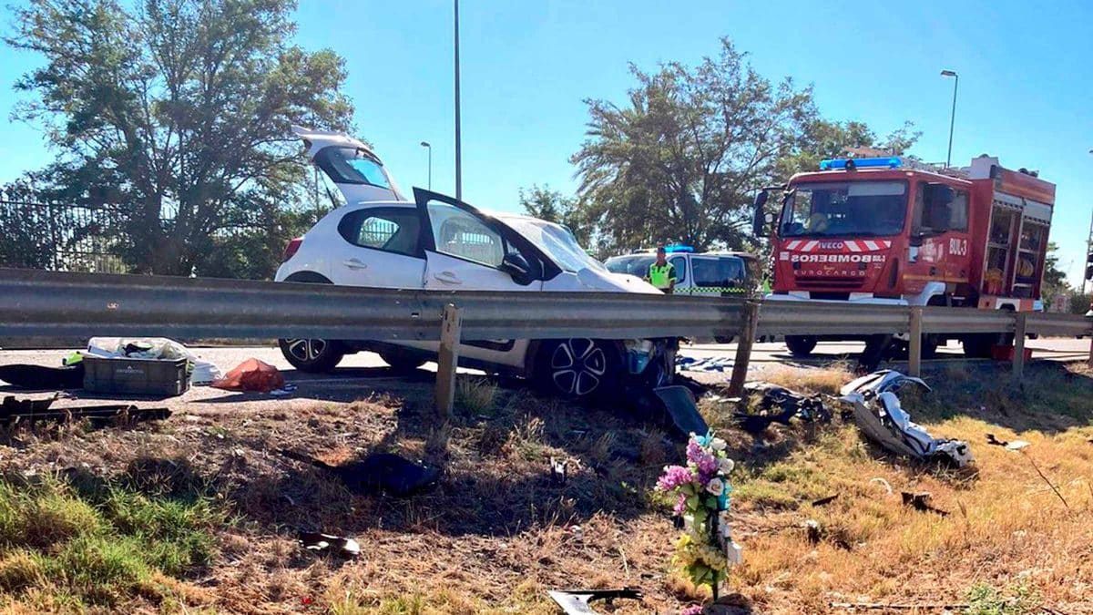 El turismo afectado en este incidente, cuyo conductor quedó atrapado en su interior