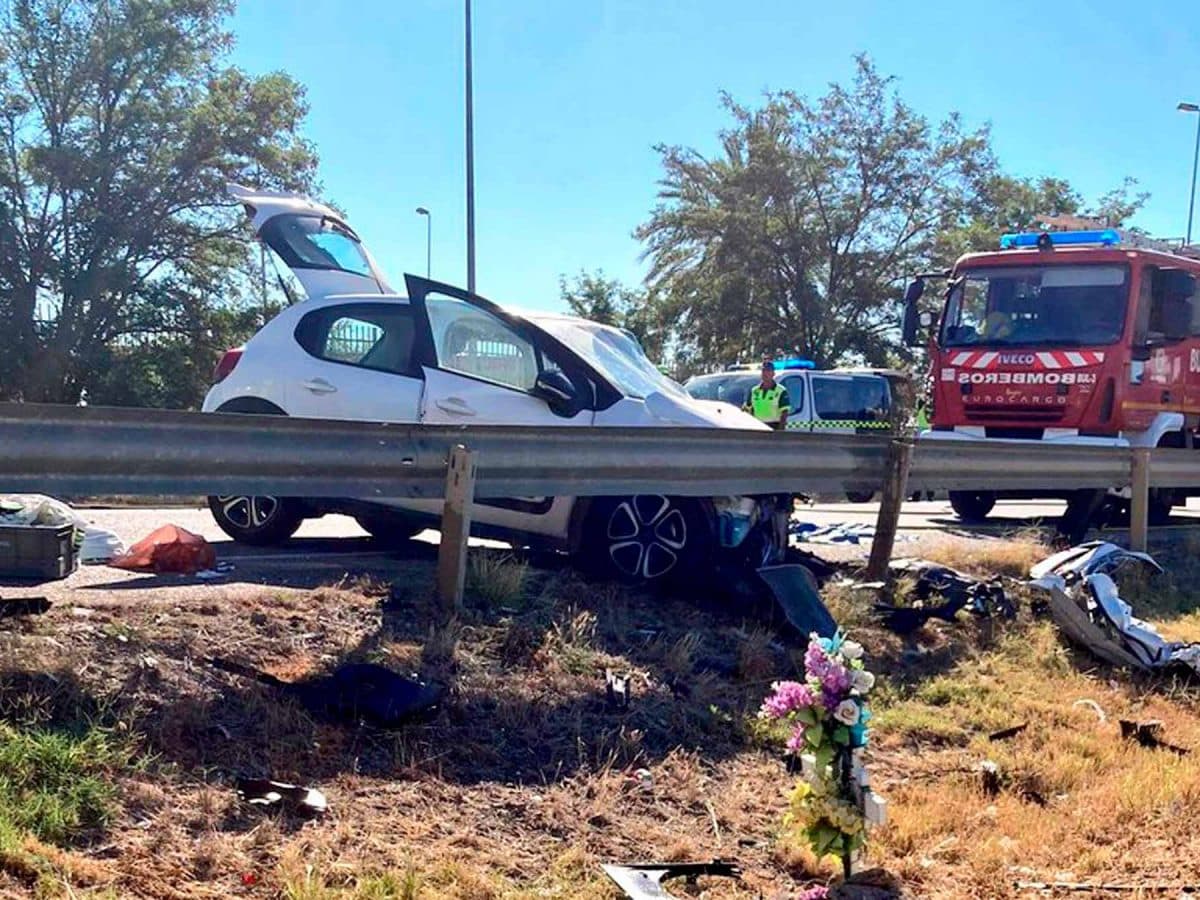 El turismo afectado en este incidente, cuyo conductor quedó atrapado en su interior