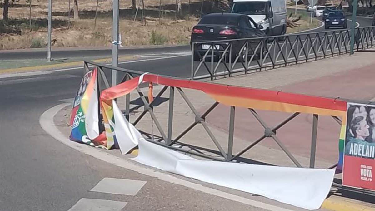 Así quedó este cartel colocado en la vía pública