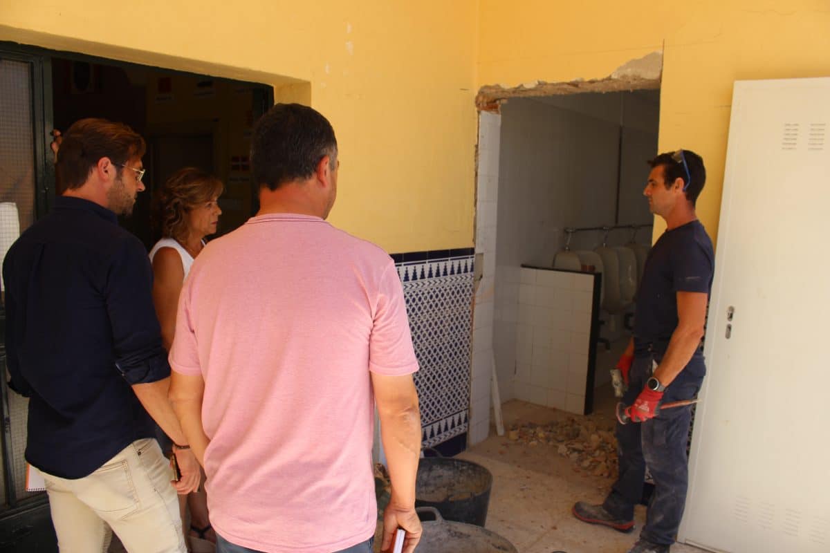 Miembros del Ayuntamiento supervisando las obras en estos colegios
