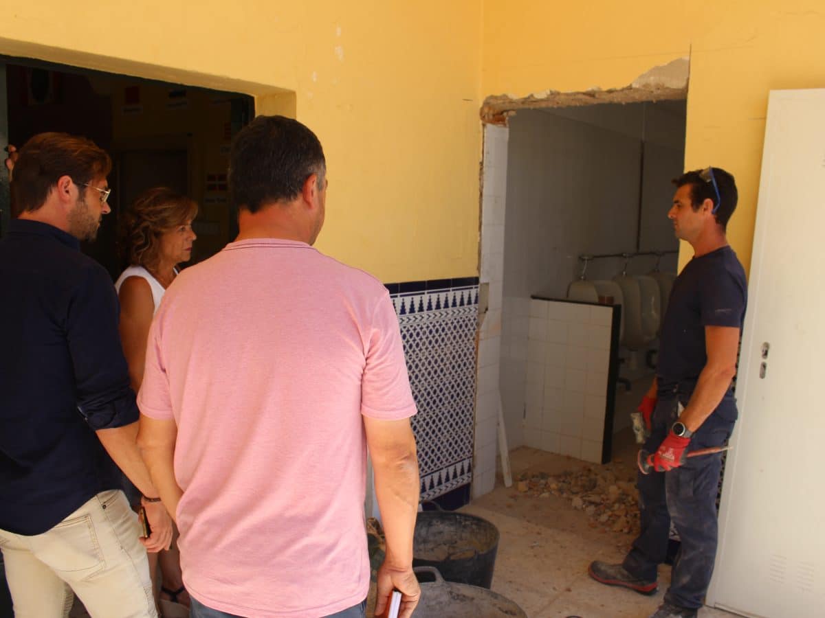 Miembros del Ayuntamiento supervisando las obras en estos colegios