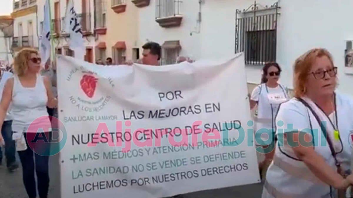 Imagen de la manifestación en Sanlúcar La Mayor por mejoras en su centro de salud / AD