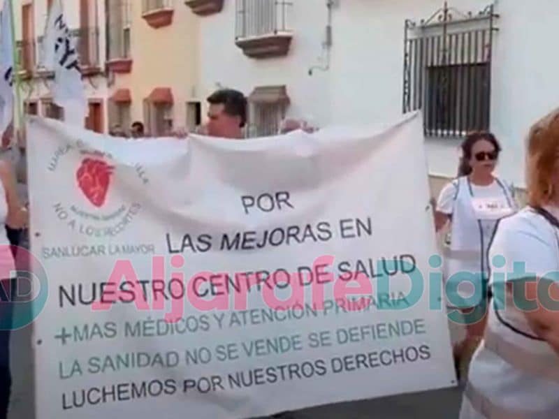 Imagen de la manifestación en Sanlúcar La Mayor por mejoras en su centro de salud / AD