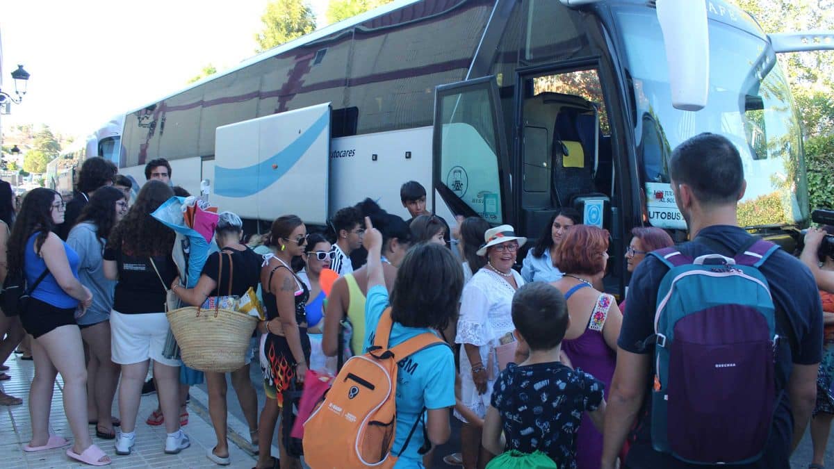 Vecinos de Gines junto al autobús que les lleva a la playa