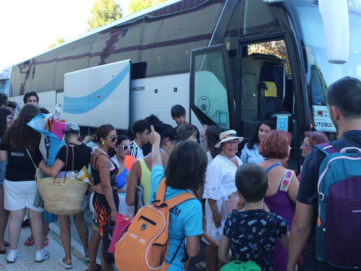 Vecinos de Gines junto al autobús que les lleva a la playa