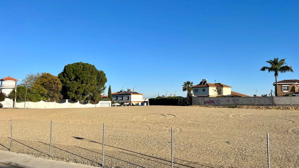 El solar en cuestión, entre las calles Almazara y Manolo Cortés