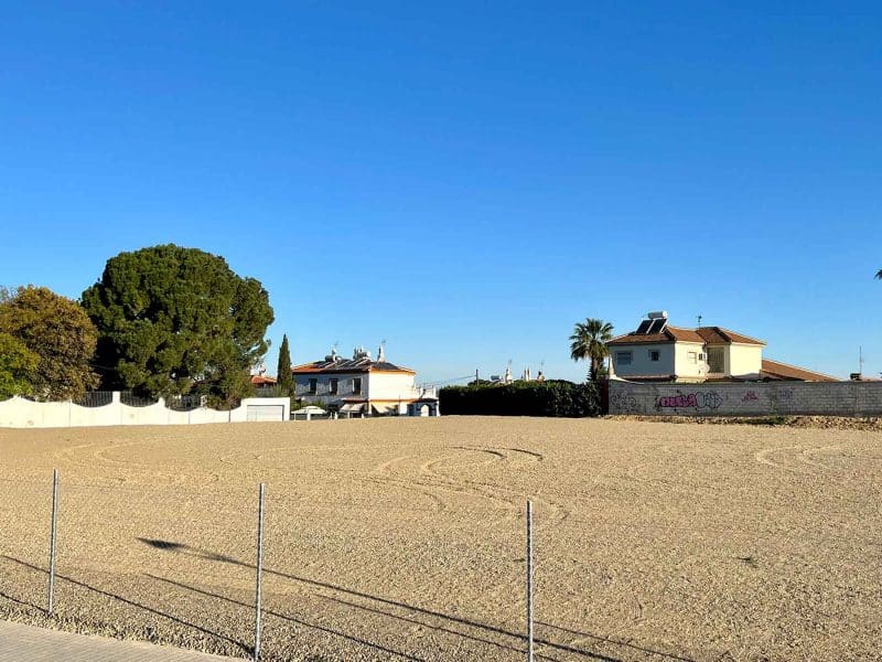 El solar en cuestión, entre las calles Almazara y Manolo Cortés