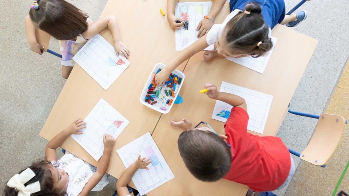 Imagen recurso de niños en una clase