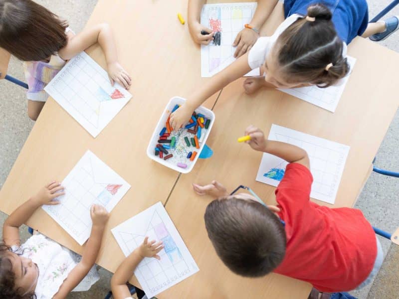 Imagen recurso de niños en una clase