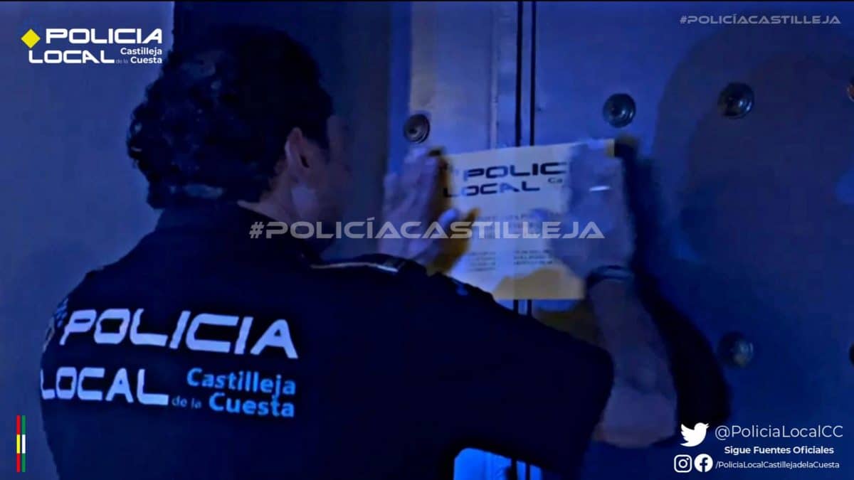 Un agente clausurando el local en cuestión