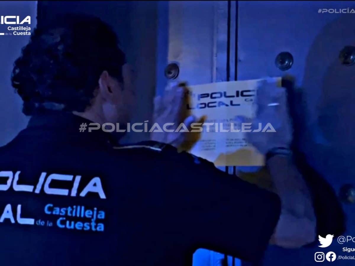 Un agente clausurando el local en cuestión