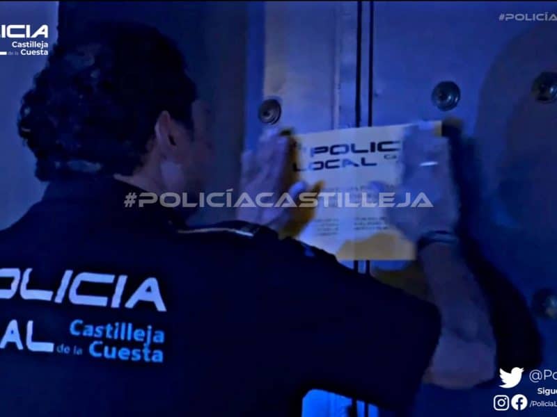 Un agente clausurando el local en cuestión