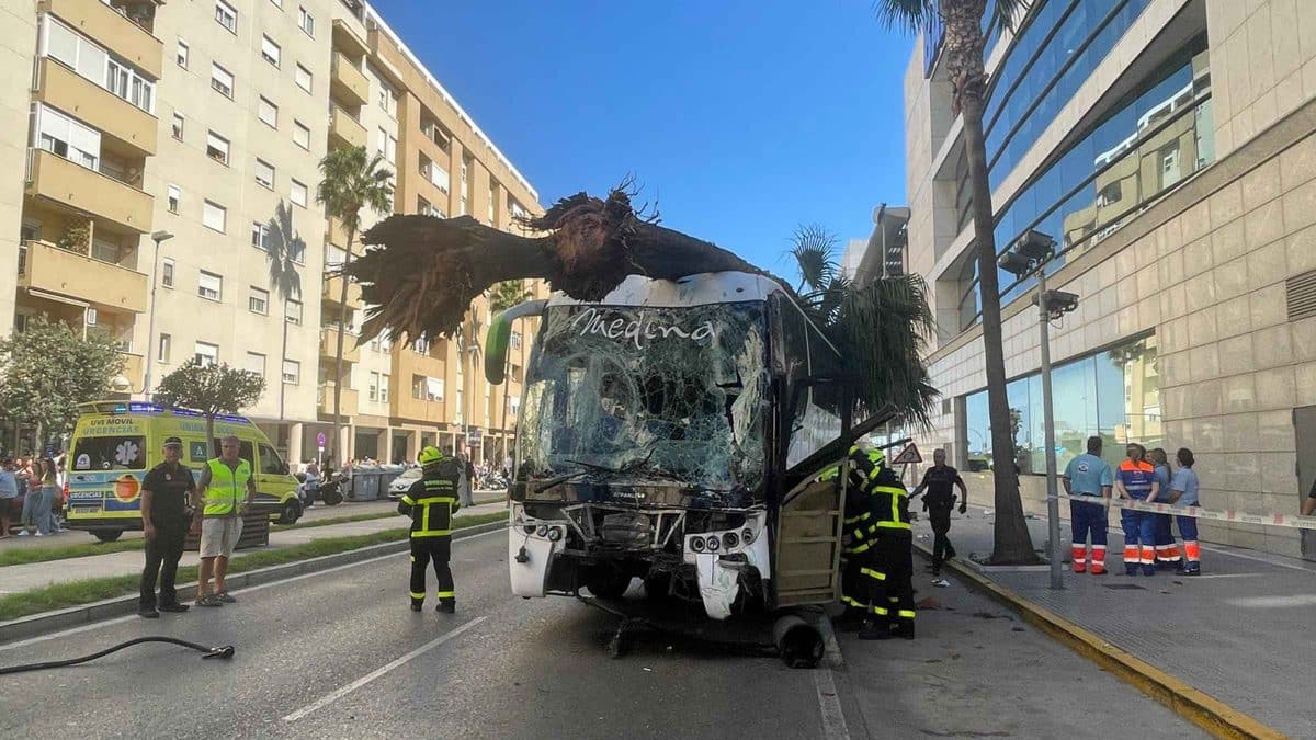 Así quedó este autobús tras los hechos