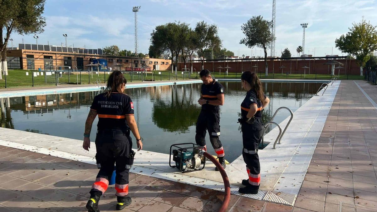 Extracción de agua de la piscina