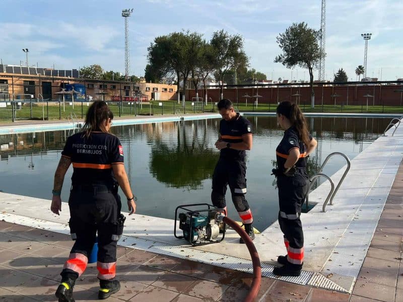 Extracción de agua de la piscina