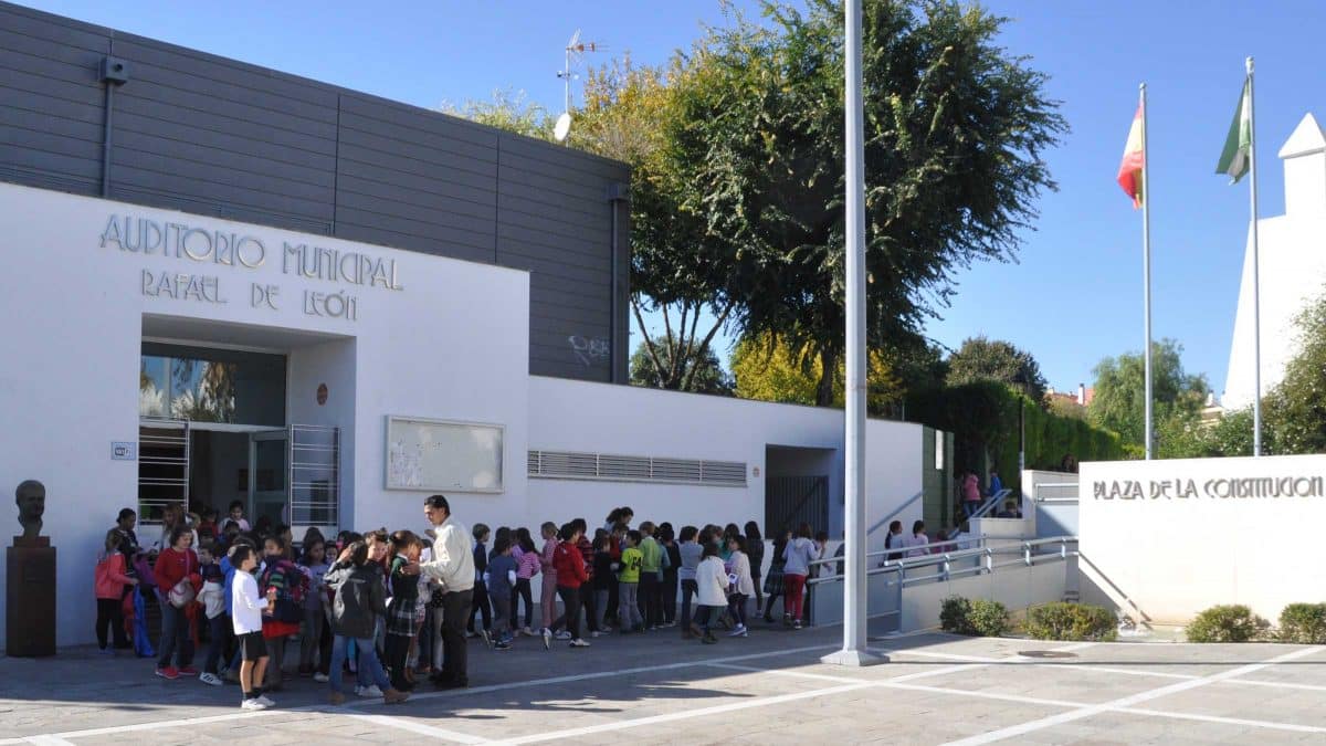 Niños a la entrada del auditorio municipal Rafael de León