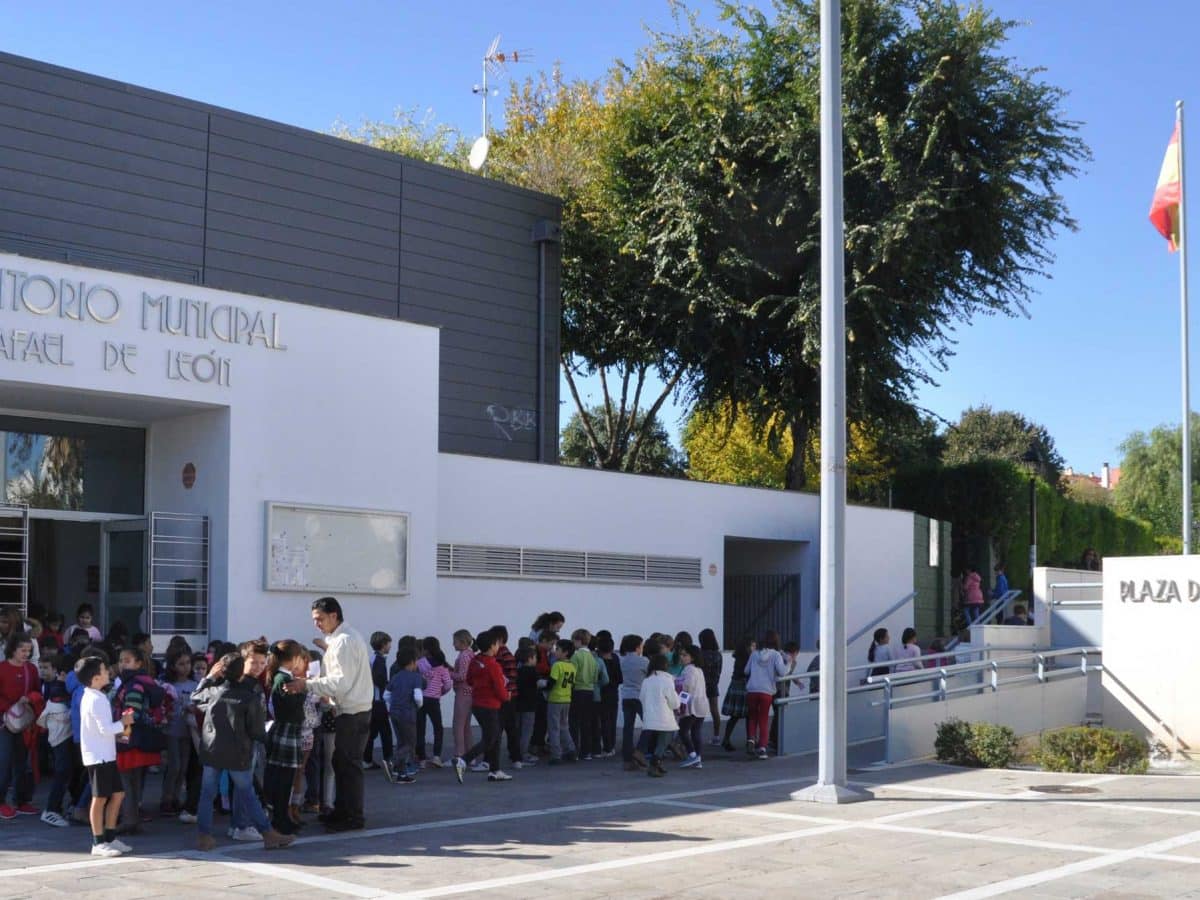 Niños a la entrada del auditorio municipal Rafael de León