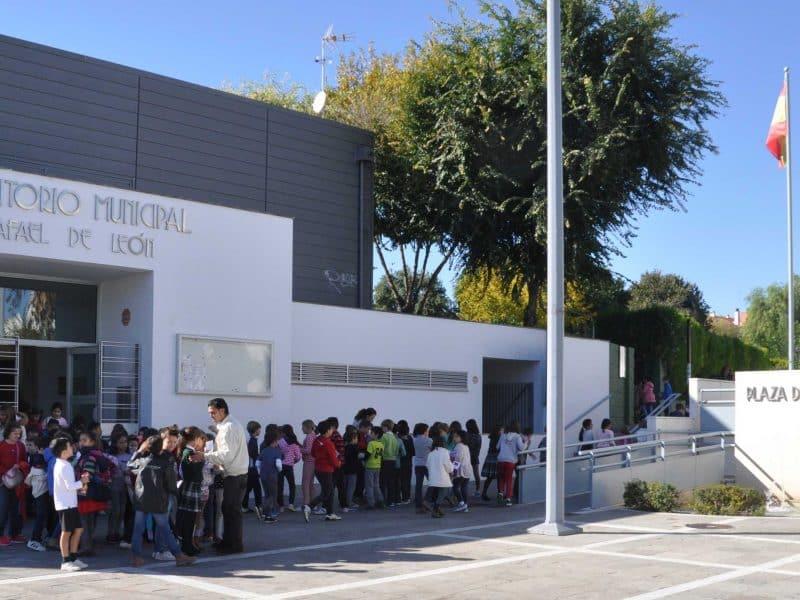 Niños a la entrada del auditorio municipal Rafael de León