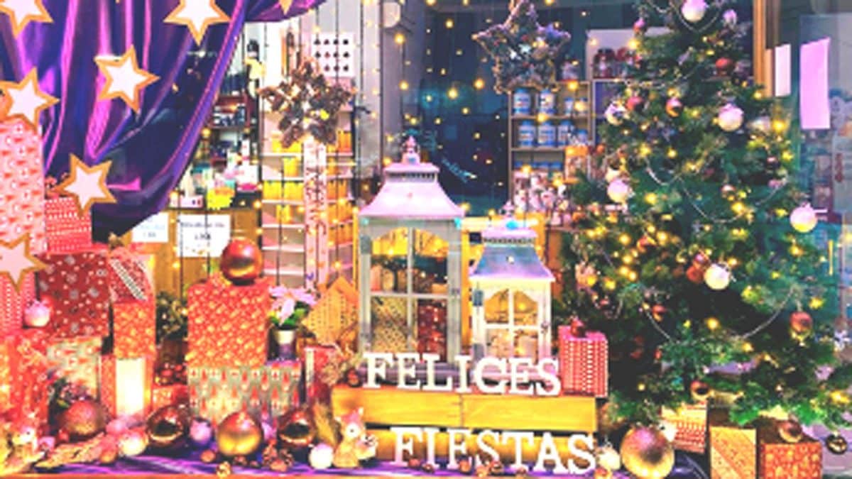 Escaparate tomareño engalanado para la Navidad