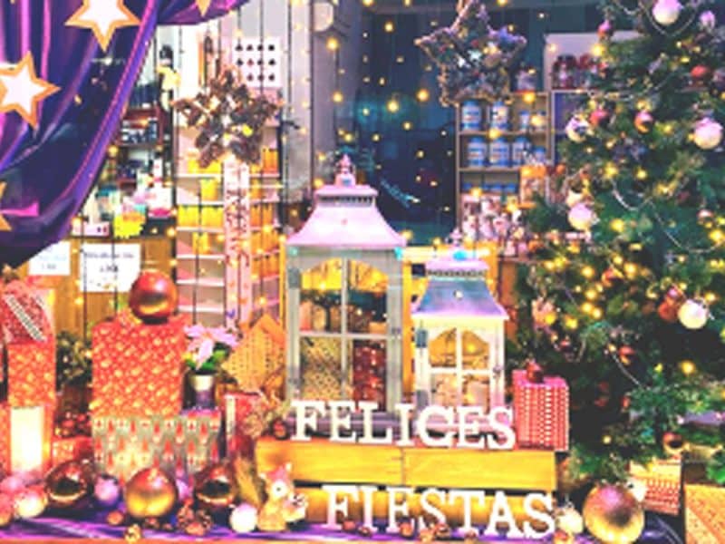 Escaparate tomareño engalanado para la Navidad