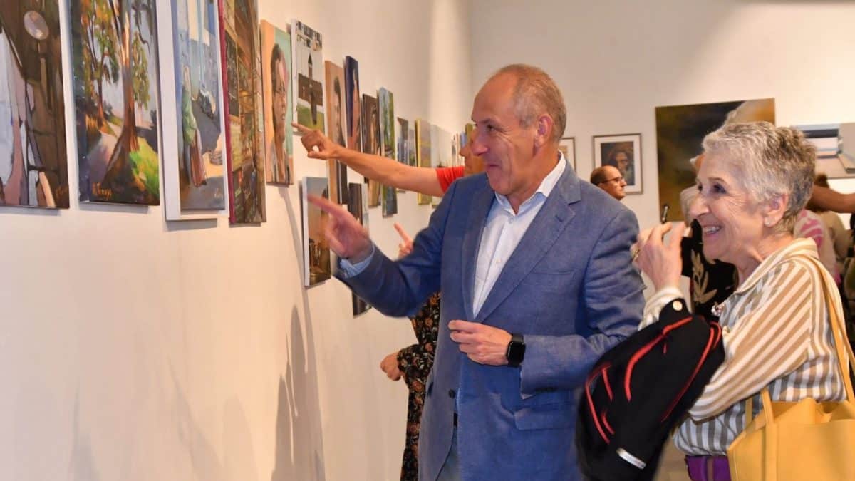 El alcalde de Tomares, José María Soriano, en la exposición de los talleres municipales de cultura. - AYTO. DE TOMARES