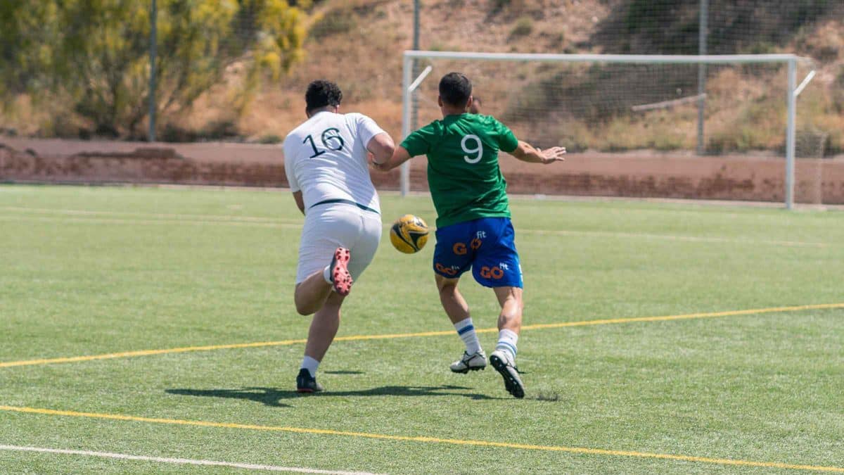 Dos jugadores en su disputa por el balón, en un torneo benéfico, como imagen de recurso. - Juan Moreno - Europa Press