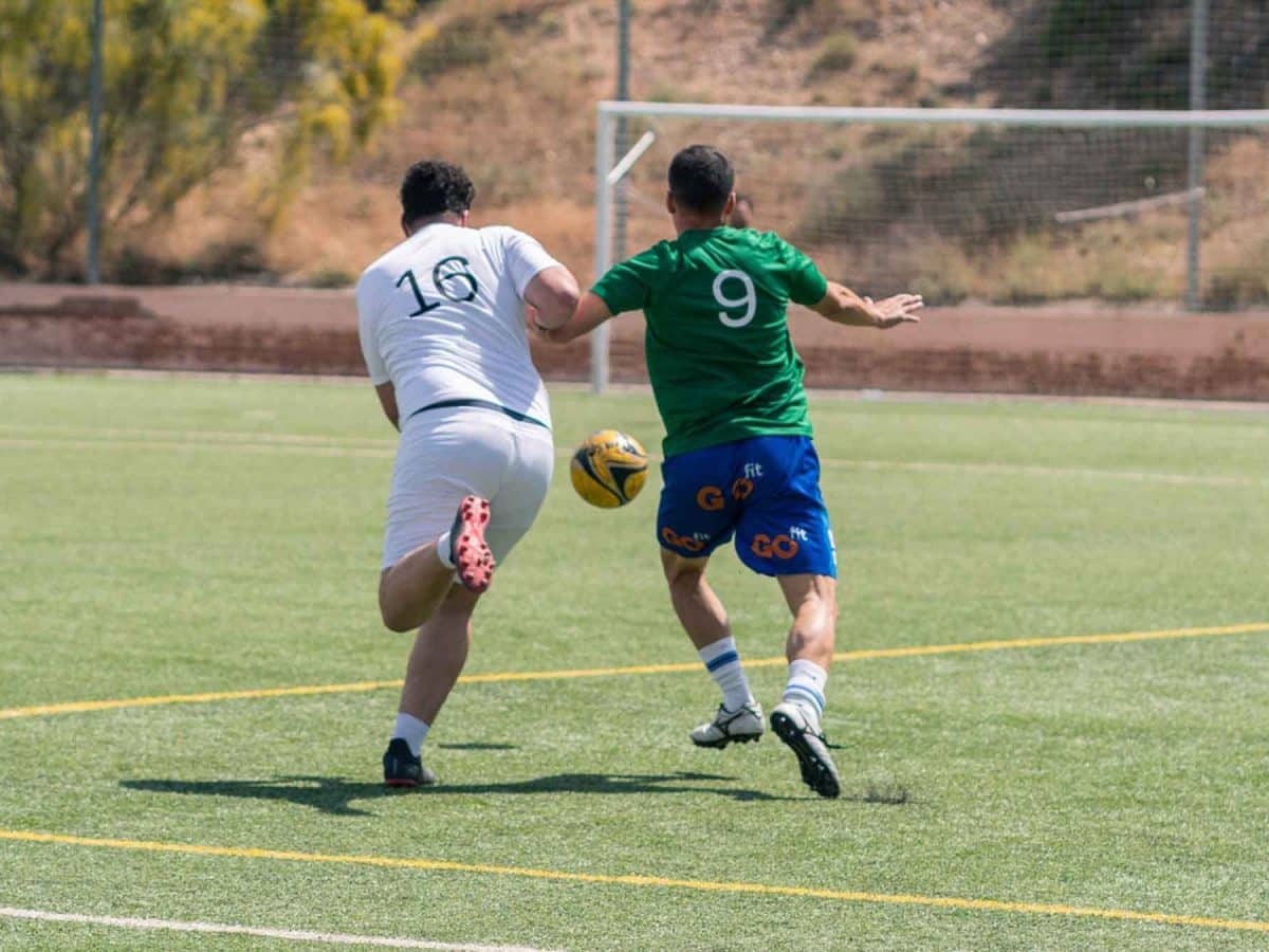 Dos jugadores en su disputa por el balón, en un torneo benéfico, como imagen de recurso. - Juan Moreno - Europa Press