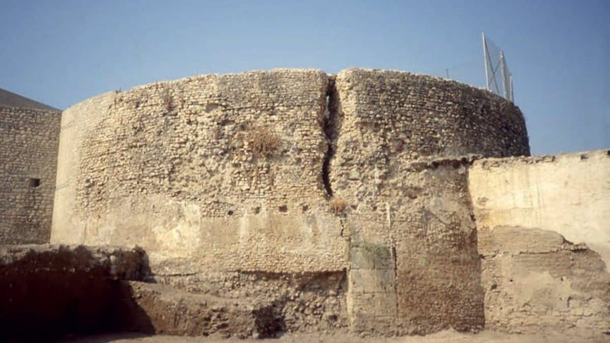 Imagen del muro absidal junto al antiguo teatro romano de Itálica - AJS/CEDIDA